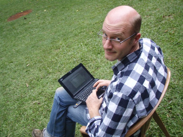 Alexander Wild è stato il nostro collegamento con il mondo esterno durante la permanenza nella Kibale Forest, sempre alla ricerca di un segnale per poter pubblicare gli aggiornamenti sul blog di Antweb (Foto: C. Moreau).