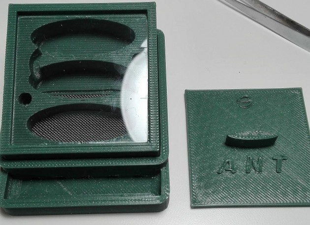 Come sistema di umidificazione ho pensato a della rete d'acciaio inox da 0,3 mm utilizzata come "pavimento" in alcune stanze, direttamente a contatto con il il cotone umido.